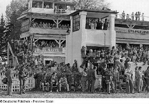 Reporter an der Tribüne eines Stadions