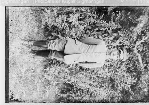 Soldat (Offizier) in Uniform in einem Garten (Kugler privat)