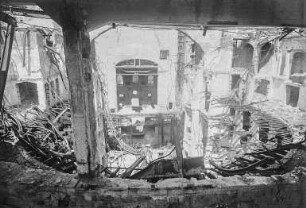 Dresden-Altstadt. Ruine des Opernhauses. Blick vom oberen Rang des Zuschauerraumes gegen das Bühnenhaus