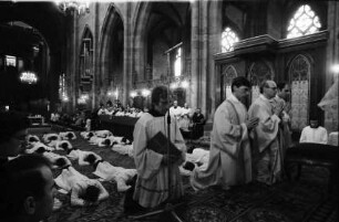 Freiburg: Münster, Priester, liegend