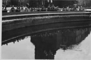Wasserbecken hinter dem Jan-Hus-Denkmal