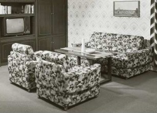 Sitzgruppe : Wohnzimmermöbel. Sitzgruppe mit Couchtisch (1976; VEB Möbelkombinat Zeulenroda-Triebes (ZEUTRIE))