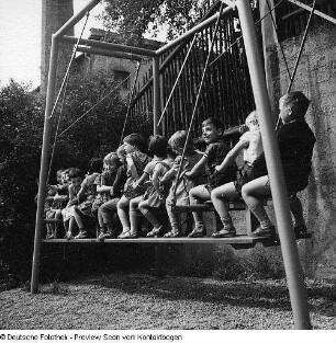 Kindergärten (Großschaukel, Beschäftigung, Spiel, Haare schneiden, Säuglinge)