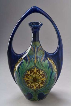 Fayence-Vase mit spitzovalem Henkel
