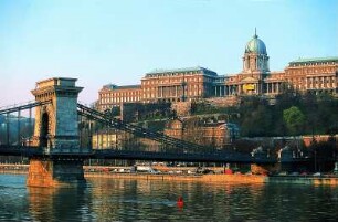 Budapest - Burgberg : Burgberg und Kettenbrücke. Aufgenommen in Budapest 2001