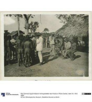 Kajabi-Indianer mit Angestellten des Postos in Pedro Dantas