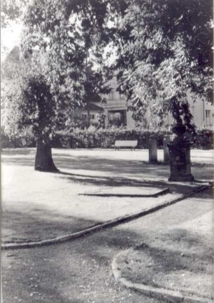 Grünanlage am "Haus im Weinberg ", ehemaliger Weinbergfriedhof. Detmold. Paulinenstraße