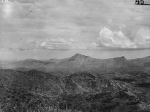 Landschaft : Blick von einer Anhöhe in das Tal und auf die bergige Umgebung