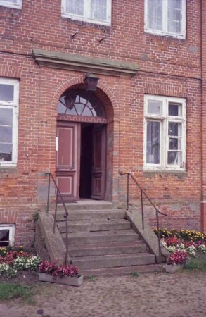 Gut Tangstedt: ehemaliges Kavalierhaus: Teilansicht: Eingangsportal, davor Treppe