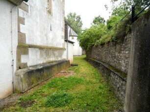 Daxweiler-Kirchhof im Norden mit Kirchhofmauer im Verlauf nach Westen