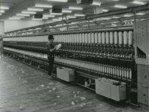 Arbeiterin an der Ringspinnmaschine im VEB Baumwollspinnerei Leinefelde