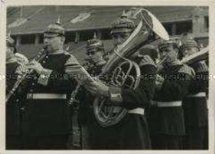 Musizierende "Maikäfer-Kapelle" (in nostalgischer Wiederaufnahme des Garde-Füsilier-Regiments (?))