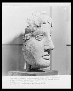 Fragment eines großen weiblichen Kopfes