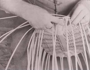 Korbmacherhandwerk, Arbeitsgang Einkimmen, um 1930