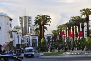Avenue Mohammed V in Rabat : Rabat ist die Hauptstadt des Königreiches Marokko. Straßenverkehr im Zentrum, aufgenommen am 05.11.2008