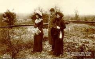 Eitel Friedrich mit Frau und Viktoria Luise beim Spaziergang