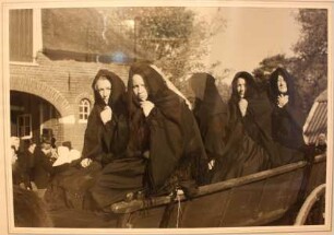 Fotografie "Frauen auf dem Bauern-Leichenwagen"