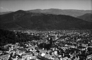 Freiburg: Gesamtbild Stadtmitte, mit Bergen
