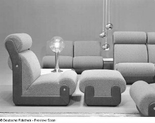 Sitzgruppe (Modell 4107) : Leipziger Herbstmesse, 1976. Sitzgruppe (Modell 4107). Holz, kunststoffbeschichtet, Polsterung mit Kunstlederbezug (1976; Polstermöbelkombinat Oelsa-Rabenau ). Ansicht mit Sessel und Hocker