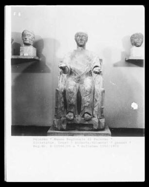 Sitzstatue, Urne?