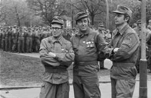 Kampfgruppen am "Internationalen Kampf- und Feiertag der Werktätigen" auf der Frankfurter Allee in Berlin-Friedrichshain