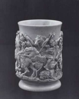 Runder Becher mit umlaufendem Relief (Löwenjagd durch Berittene in der Art des Rubens)