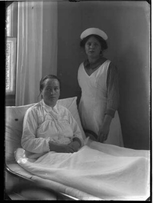 Pflegerin und Patientin Karoline Klefenz am Krankenbett