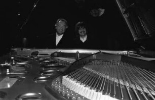Kleines Theater: Hamburger Straße: Konzert: Jazzpianisten Gottfried Böttger und Axel Zwingenberger am Flügel: 23. Februar 1999