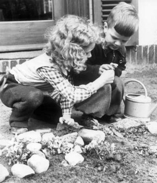 Zwei spielende Kinder.