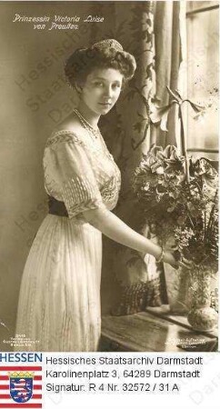 Viktoria Luise Herzogin v. Braunschweig geb. Prinzessin v. Preußen (1892-1980) / Porträt, vor Amaryllis an Fenster stehend, Kniestück