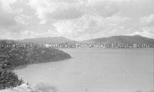 Selbstversenkung des Hochseepassagierdampfers "Columbus" am 19. Dezember 1939, Besatzungsangehörige im Internierungslager auf Angel Island, Kalifornien, Blick über das Meer auf gegenüberliegende Hügel