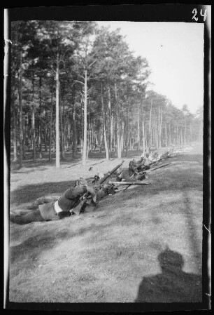 bei Fröttmaning (Stadt München): Soldaten der 5. Eskadron mit Pickelhaube und angelegtem Gewehr am Waldrand liegend (Seitansicht)