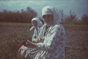 Zweiter Weltkrieg. Sowjetunion. Zur Einquartierung (wahrscheinlich in der Ukraine). Zwei Bauernmädchen mit Balalaika