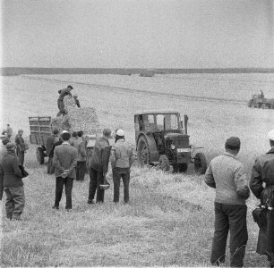 Landmaschinen im Examen (Merxleben). Verladen von Strohballen