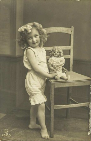 [Ein Mädchen mit seiner Puppe]
