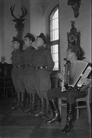 Abfischen der Karpfen im Moritzburger Schloßteich. Veranstaltung eines sowjetischen Kulturensembles im Monströsensaal des Moritzburger Schlosses (Beginn des Monats der Deutsch-Sowjetischen Freundschaft). Sänger und Akkordeonspieler