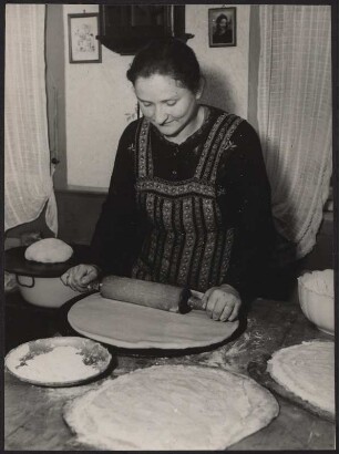 Eine Frau beim Ausrollen des Kuchenteigs