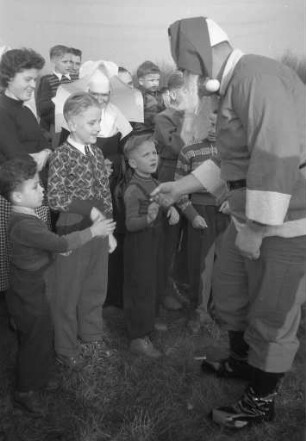 Weihnachtsbescherung für Kinder des Kinderheims in Ubstadt durch die in Neureut stationierten Besatzungsstreitkräfte.