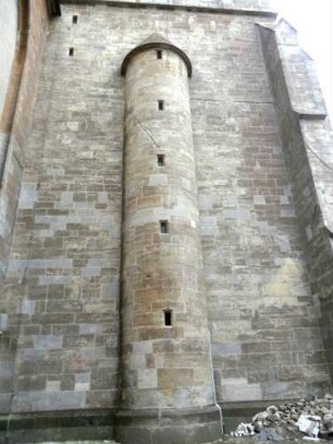 Stadtkirche - Kirchturm von Norden-Erd- und Mittelgeschoß mitTreppen-Halbturm (Zugang Innen) sowie Werksteinen im Mauersteinverband