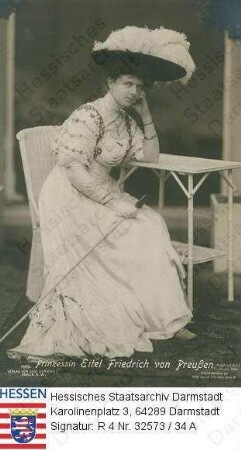 Sophie Charlotte Prinzessin v. Preußen geb. Prinzessin v. Oldenburg (1879-1964) / Porträt, an Tisch sitzend, Ganzfigur