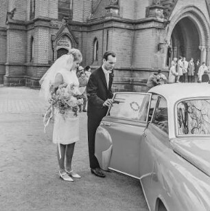 Hochzeit : Bautzen. Hochzeitsgesellschaft vor dem Portal der Maria-Martha-Kirche, August-Bebel-Platz