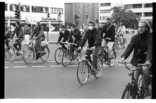 Kleinbildnegative: Fahrradkorso, Nollendorfplatz, 1984