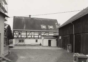 Bauernhof (1. H. 19. Jh.). Wohnhaus (ehem. Wohnstallhaus) und Scheune : Rathmannsdorf-Höhe, Pestalozzistraße 10. Bauernhof (1. H. 19. Jh.). Wohnhaus (ehem. Wohnstallhaus) und Scheune. Hofansicht
