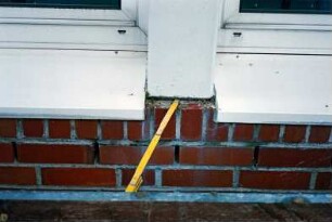 Eckhorst: Gymnasium Eckhorst: Bauschaden an Betonpfeiler zwischen Fenstern: Detailaufnahme: Zollstock zum Größenvergleich: 28. Juni 2001