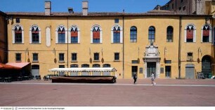 Palazzo Comunale, Cortile (Piazza del Municipio)