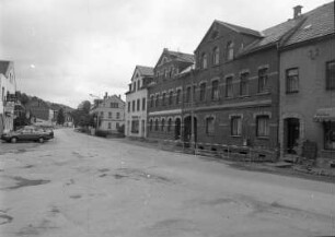 Klingenthal-Zwota, Klingenthaler Straße 57/58/59. Wohnhäuser (zum Teil mit Laden). Straßenansicht