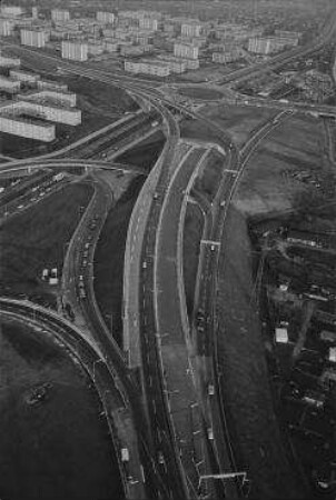 Luftaufnahme, Blick von Süd-Westen auf den Autobahnzubringer Siemensdamm (Stadtring) mit Paul-Hertz-Siedlung. Berlin-Charlottenburg-Nord, Jakob-Kaiser-Platz