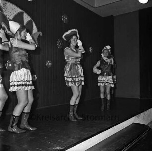 Karneval: Hotel Oldesloer Hof, Saal: Prunksitzung: Veranstalter Oldesloer Männerchor von 1844, Oldesloer Singakademie von 1946: Bühne: Auftritt der Mädchengarde mit Tanzmariechen Ursula Vüllers, 20. Februar 1971