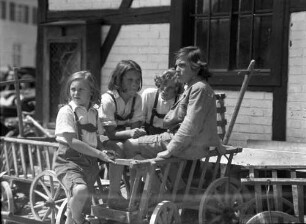 Oberammergau: vier Kinder auf Leiterwagen