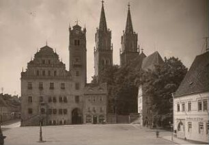 Oschatz. Neumarkt, Nordwest-Ecke mit Rathaus (1536/1842; B. Kramer, G. Semper), Wohnhaus (ehemals Ratsapotheke), Nr. 2, Stadtkirche St. Ägidien (1443/1464 u. 1846/49; C. A. V. Heideloff) Alte Wache, Sporerstraße 1, und Gasthaus "Zum Schwan", Sporerstraße 2